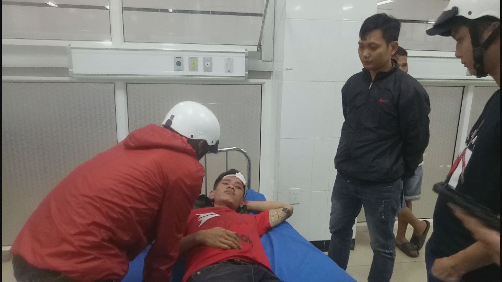 Đang ăn nhậu, bị dí súng vào đầu 