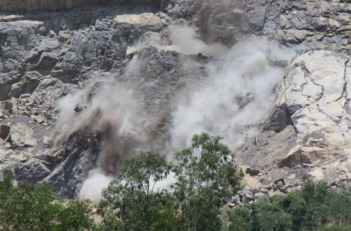 Căn nhà trên mỏ đá bay nóc sau tiếng nổ lớn, 2 người thương vong