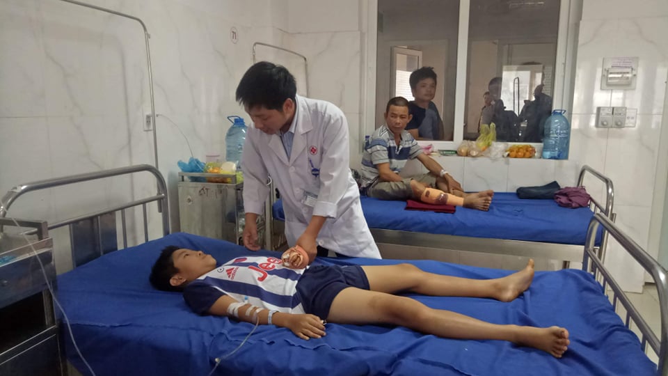 Bé trai 12 tuổi bị dập nát bàn tay vì nổ điện thoại