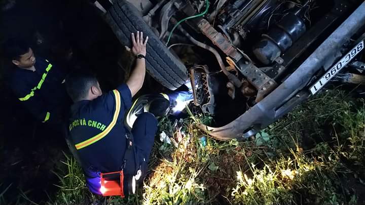 Xe tải mất lái lao xuống suối, tài xế và chủ xe tử nạn