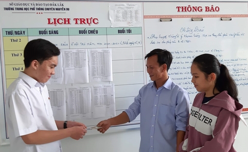 Nữ sinh trường chuyên trả lại 3 triệu đồng cho người đánh rơi