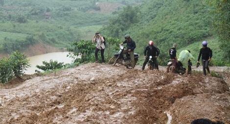 Thầy cô vùng cao vượt đường bùn lầy tới khai giảng năm học mới