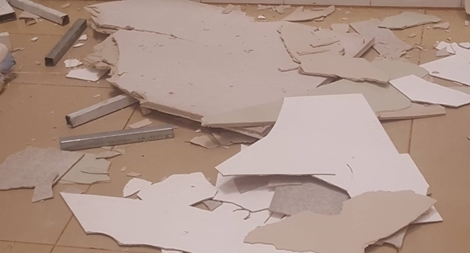 Rơi trần thạch cao trong bệnh viện nghìn tỷ, bệnh nhân hốt hoảng bỏ chạy