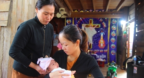 Tạm ứng 100 triệu đồng cho vợ nạn nhân thủy điện Rào Trăng 3 