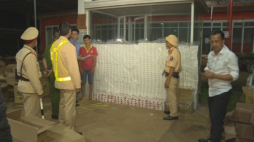 Hơn 22.000 bao thuốc lá lậu được nguỵ trang trong xe tải