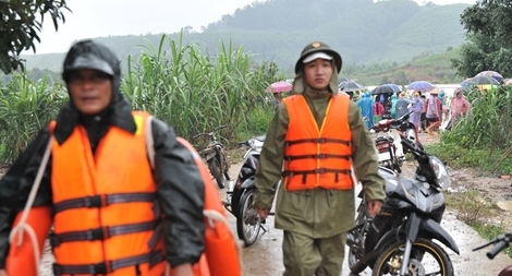 Nước lũ hồ thủy lợi dâng cao, di dời hàng trăm hộ dân trong đêm