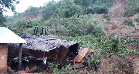 Mưa lớn gây sạt lở núi, nhiều nhà dân bị vùi lấp