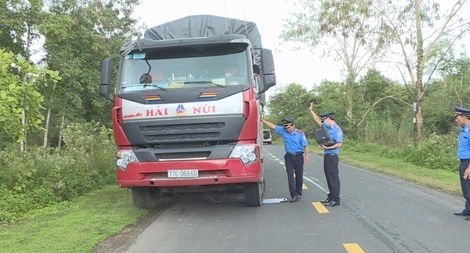 Chở quá tải trọng, tài xế xe tải bị xử phạt hơn 70 triệu đồng