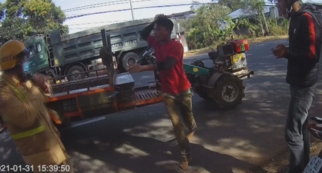 Say xỉn còn dùng dao đuổi chém CSGT