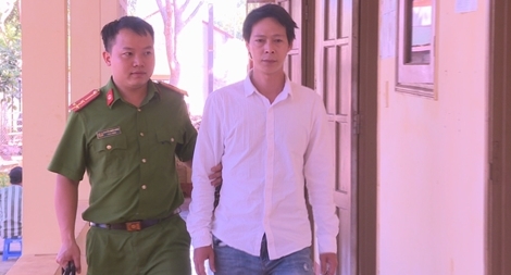 Bị bắt vì mua trang sức bằng ngà voi về bán kiếm lời