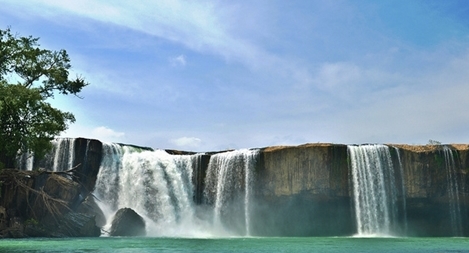 Đi chơi thác, du khách người Nga bị nước cuốn  