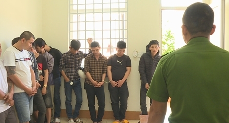 Đôi vợ chồng chia nhỏ ma tuý bán cho con nghiện