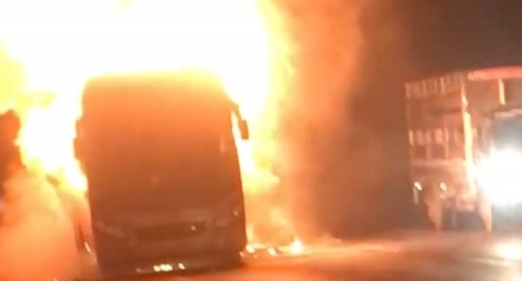 Xe khách giường nằm cháy trơ khung 