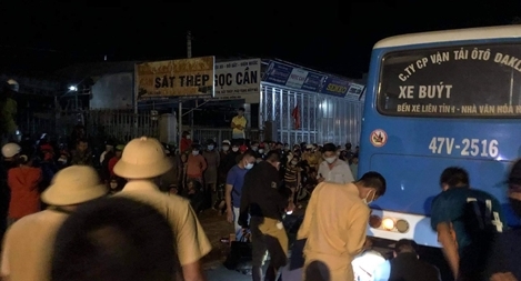 Xe máy đối đầu xe buýt, 2 người tử vong