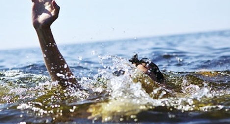 Theo bố mẹ lên rẫy, 2 cháu nhỏ rơi xuống hồ 