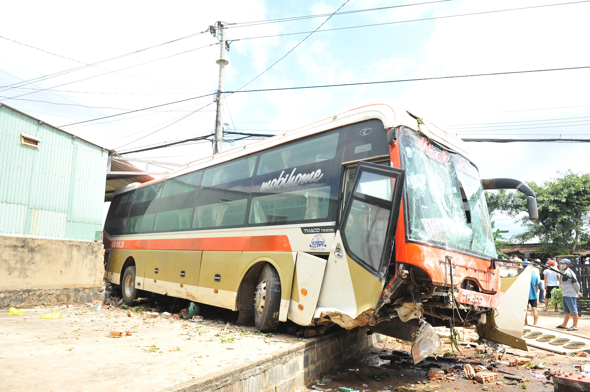 Tông xe liên hoàn 2 người tử vong, hàng chục hành khách bị thương