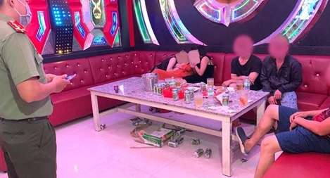 Bất chấp lệnh cấm, quán karaoke vẫn ngang nhiên mở cửa phục vụ khách