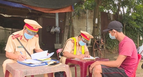 Xử phạt tài xế, nhà xe hơn 40 triệu đồng chở quá tải, cản trở lực lượng kiểm tra