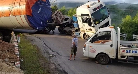 Lật xe chở thiết bị điện gió giữa đèo, giao thông ách tắc