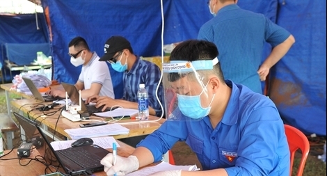 Trao trả tài sản cùng hơn 240 triệu đồng khách bỏ quên tại chốt kiểm dịch