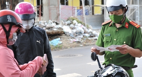 Đủ loại lý do ra đường trong ngày giãn cách xã hội