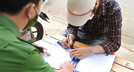 Nhiều người dân TP Buôn Ma Thuột vẫn cố tình vi phạm giãn cách xã hội