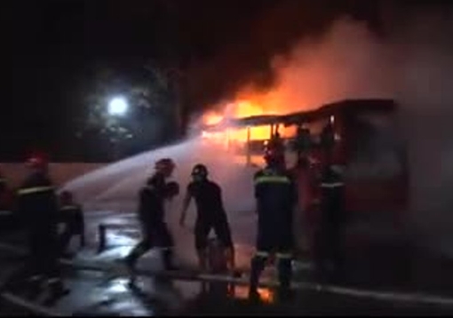 Xe khách vừa dừng bốc cháy, hành khách hoảng loạn bỏ chạy