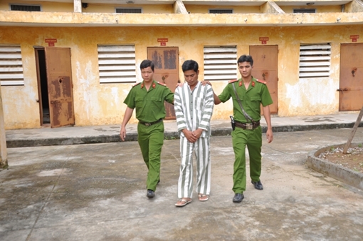 “Lái gà” tống tiền người tình bằng ảnh ái ân