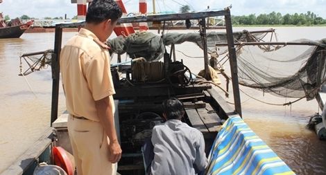 Bắt giữ nhiều ghe cào gắn xung điện tận diệt thủy sản