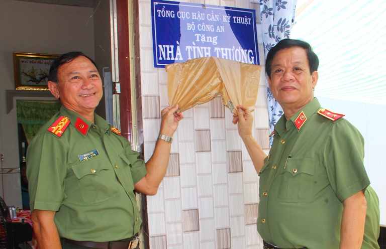 Tổng cục Hậu cần – Kỹ thuật trao tặng 2 căn nhà tình nghĩa tại Đồng Tháp