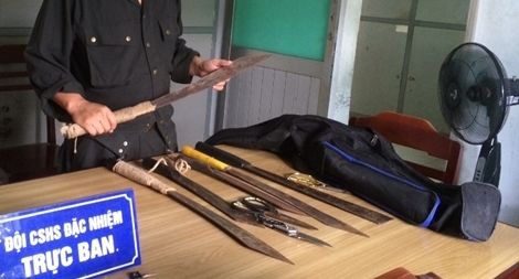 Hai băng giang hồ chuẩn bị mã tấu thanh toán nhau