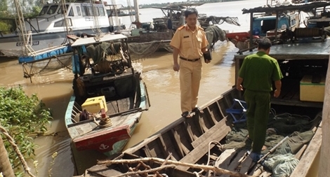 Tiếp tục bắt giữ hàng loạt ghe khai thác tận diệt thủy sản