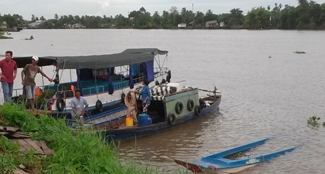Tàu du lịch đụng chìm ghe, 5 người thoát chết ở Cần Thơ