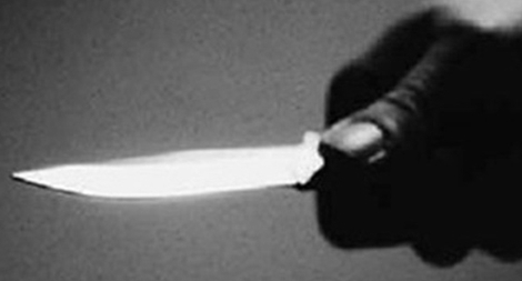 Bị đâm chết khi chở bạn gái đến quán giải khát