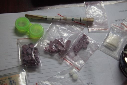 CSGT tóm nhóm thanh niên ngồi trên taxi cùng nhiều ma túy