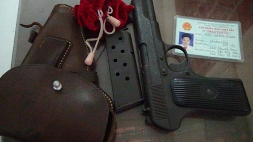 Nhân viên thuỷ sản đi làm mang theo súng K54