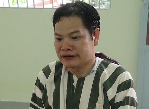 "Xoáy" súng của bố để... phòng thân!