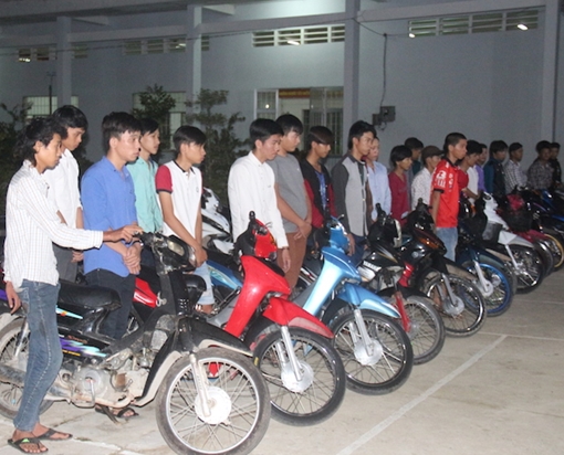 Hàng chục quái xế tổ chức đua xe trái phép lúc nửa đêm