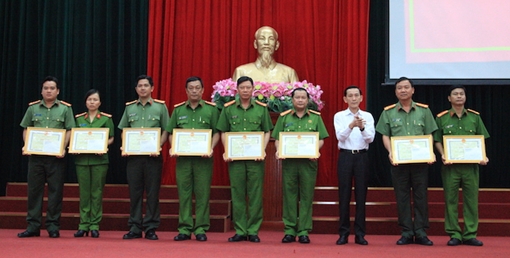 Thưởng nóng 17 tập thể, cá nhân có thành tích phá chuyên án