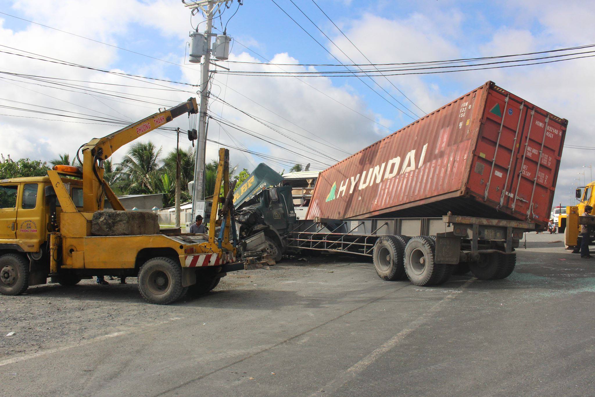 Xe container tông xe khách, 2 người chết, 14 người bị thương