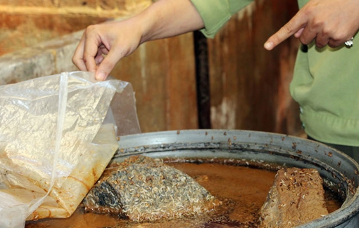 5 tấn nước mắm lúc nhúc dòi trong cơ sở sản xuất tư nhân