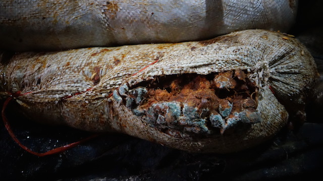 Phát hiện cơ sở sản xuất 10 tấn me chua bẩn