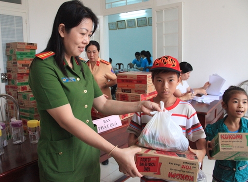 Công an TP Cần Thơ tặng quà, khám bệnh miễn phí