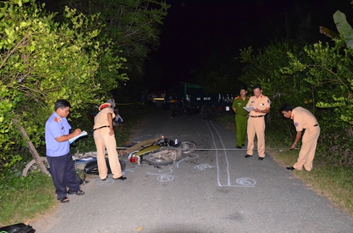 Rời tiệc nhậu, 2 thanh niên chạy xe máy thiệt mạng vì va vào xe tải