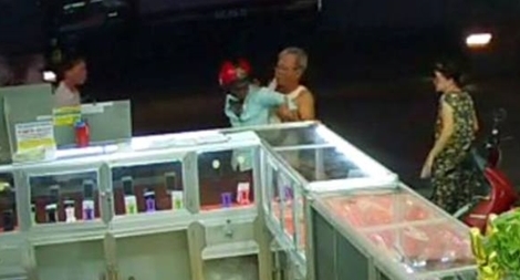 Ngáo đá vào tiệm điện thoại cướp Iphone 6