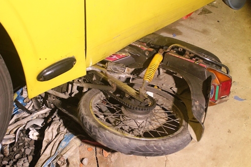 Xe khách mất lái lao vào chợ cuốn nhiều người trong gầm