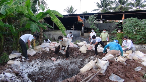 Cảnh sát giao thông bắt giữ 2 tấn sụn gà không rõ nguồn gốc
