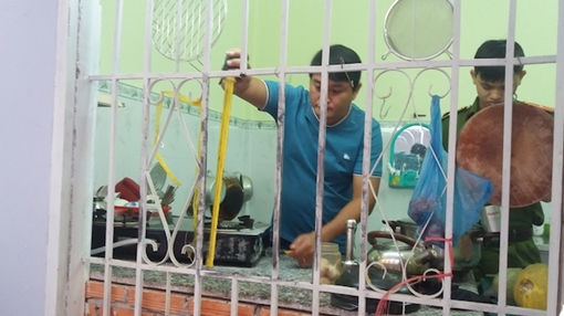 Ngủ trên lầu, chủ cửa hàng thức ăn gia súc bị trộm đột nhập