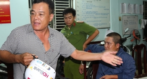 Hai “bợm nhậu” giật bảng tên, lăng mạ CSGT