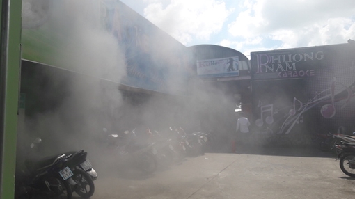 Phòng karaoke bốc cháy, khách đang dự tiệc cưới bỏ chạy